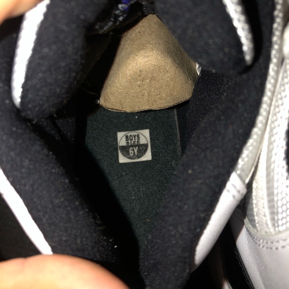 Air Jordan 11s Concords (GS) - Picture 5 of 8